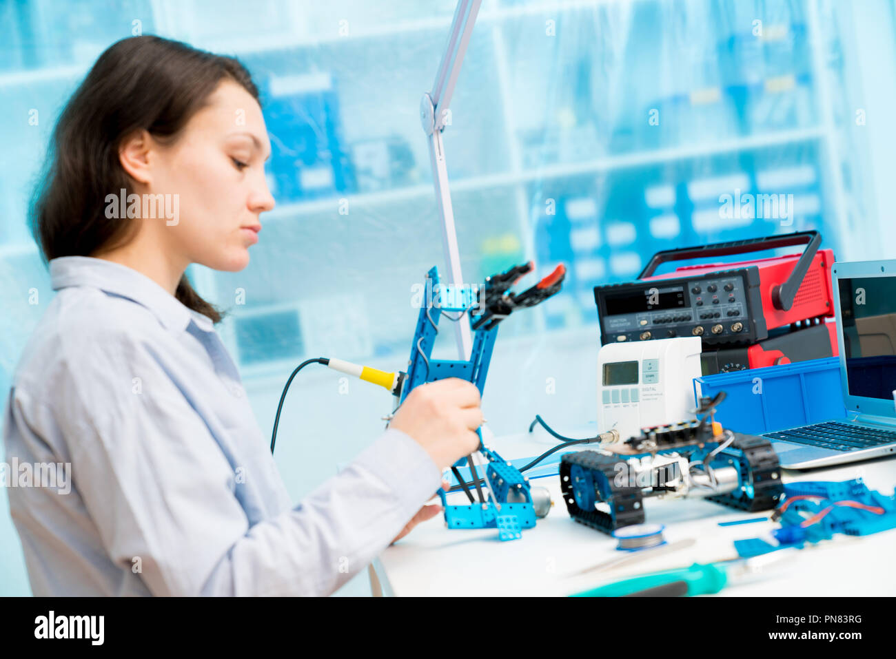 Junge Frau in CNC und Robotik Labor Stockfoto