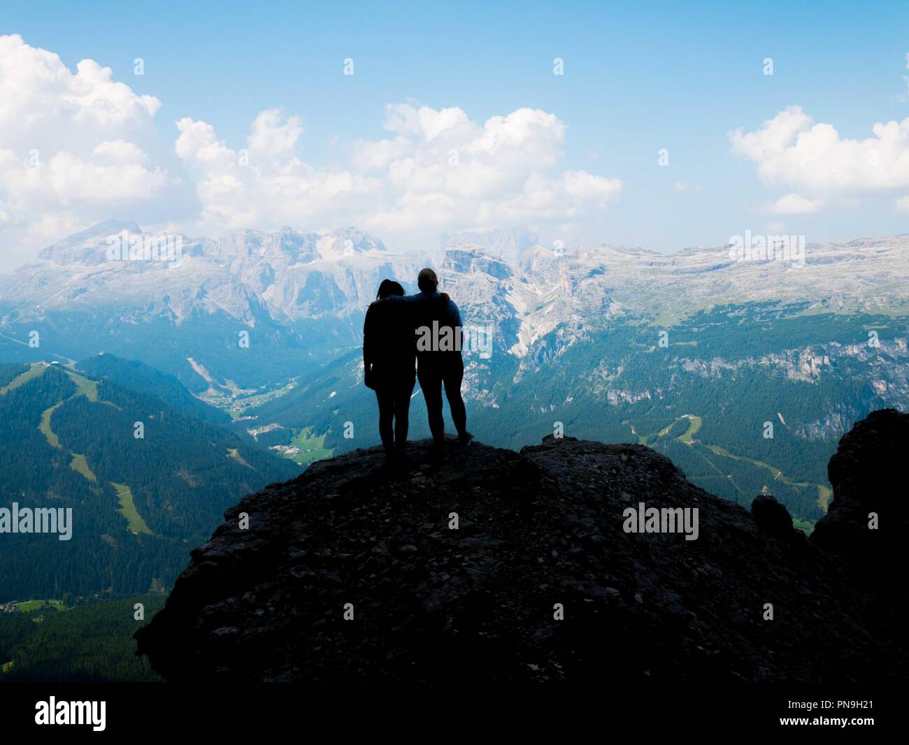 Mädchen in silhouette Blick an den Blick von einem Berg, Südtirol Stockfoto