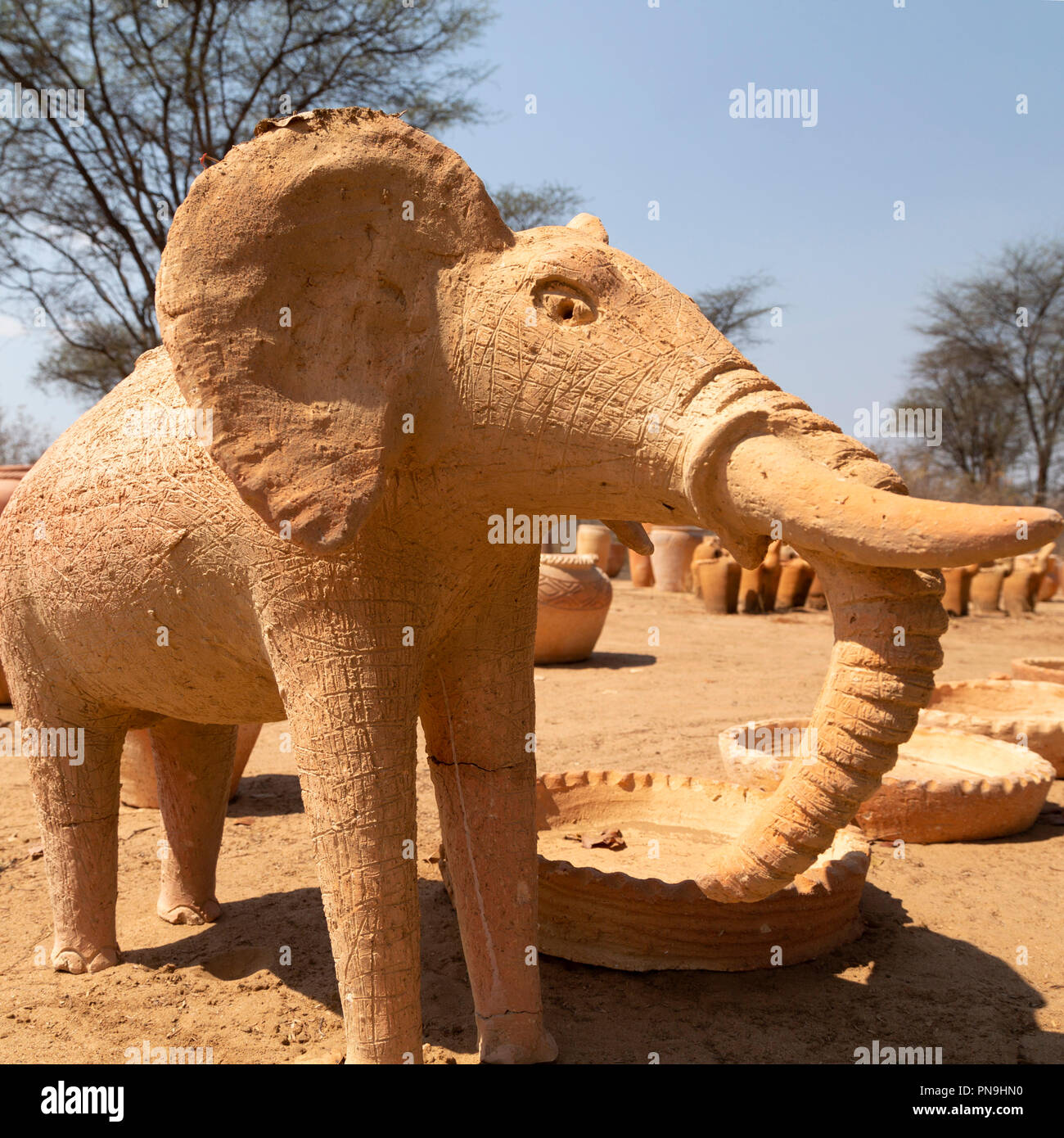 Eine Keramik Elefant auf Anzeige an einem strassenrand in Simbabwe. Die Stücke am Stall sind, vorbei an Reisende verkauft. Stockfoto