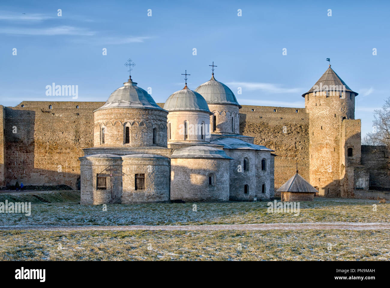 Iwangorod, Russland - Januar 3, 2017: Alte Kirche des Heiligen Nikolaus und Kirche von 1352 die Mutter Gottes auf dem Gebiet der Festung Iwangorod Stockfoto