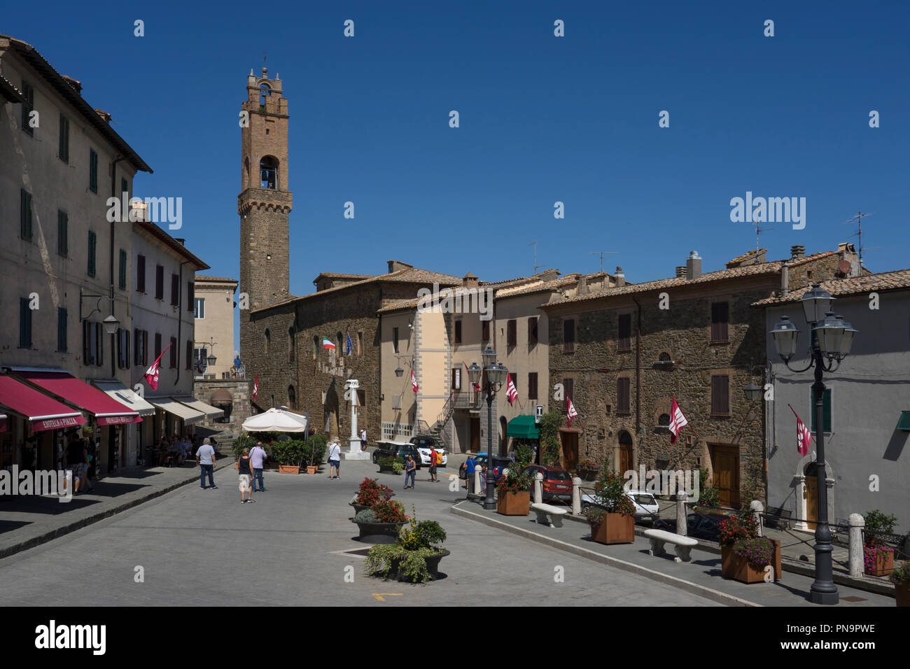 Piazza Garibaldi und Palazzo Gemeinde in Hilltop Stadt Montalcino, Toskana, Italien Stockfoto