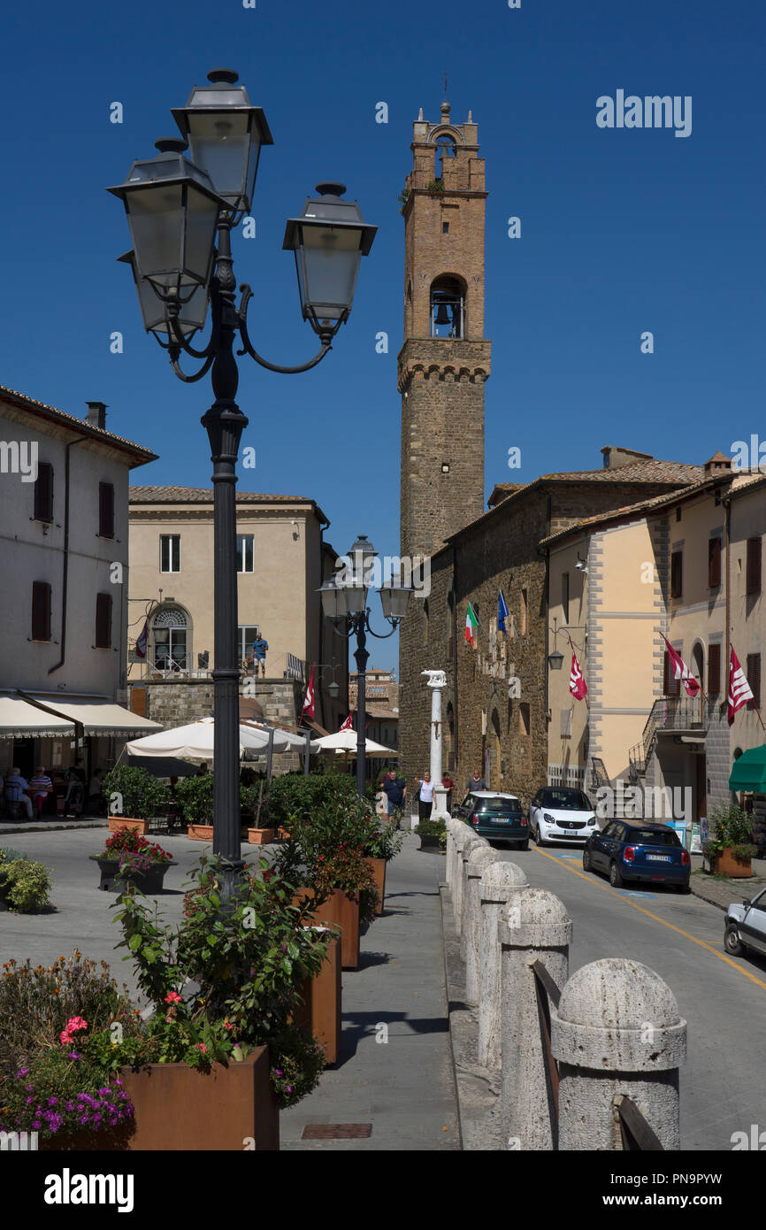 Piazza Garibaldi und Palazzo Gemeinde in Hilltop Stadt Montalcino, Toskana, Italien Stockfoto