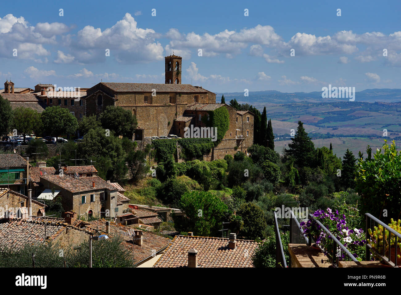 Hoch auf dem Hügel der Stadt von Montalcino mit San Francesco Kirche, Toskana, Italien Stockfoto