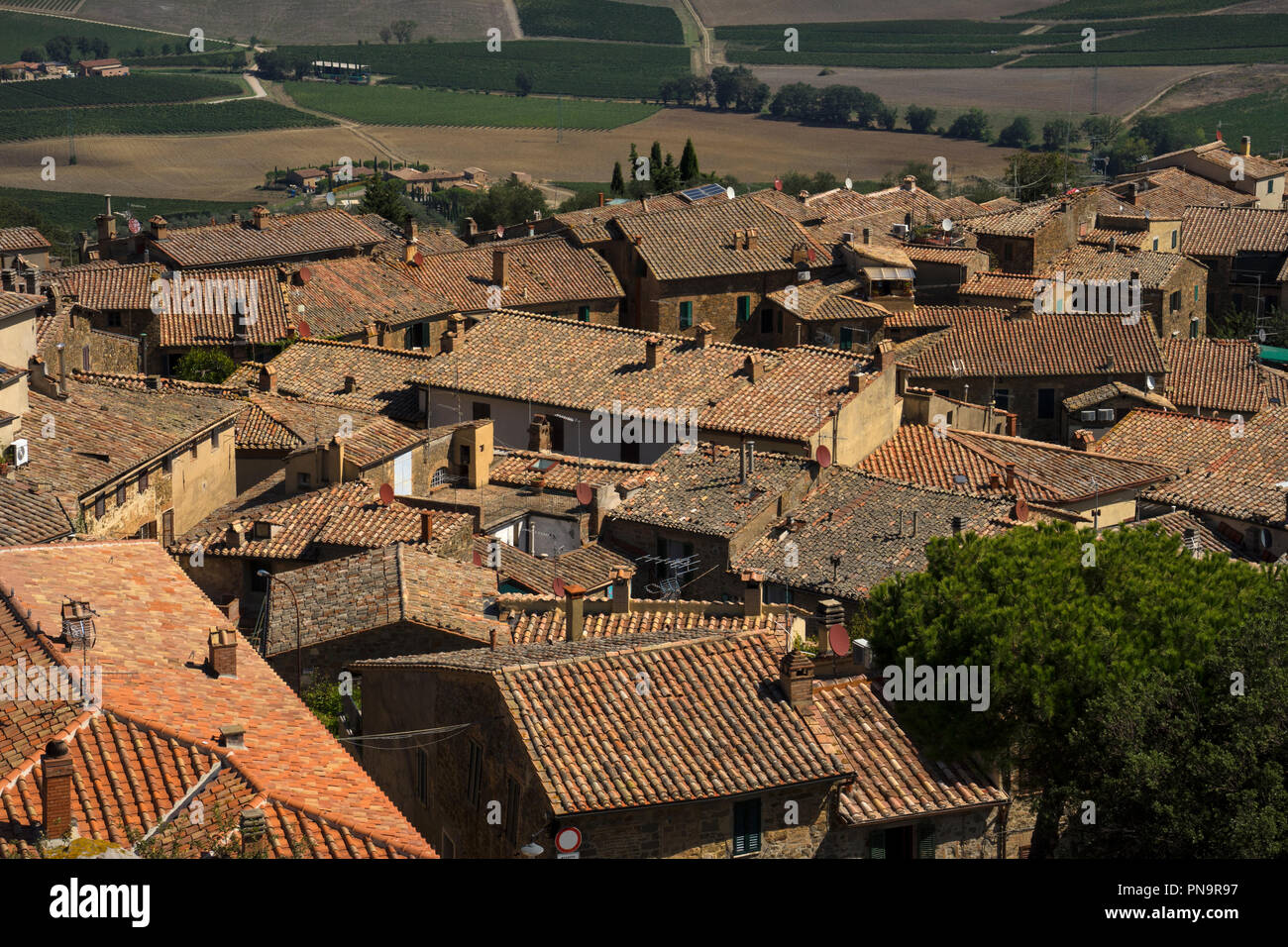 Blick über die Dächer zur Landschaft von Hilltop Stadt Montalcino, Toskana, Italien Stockfoto