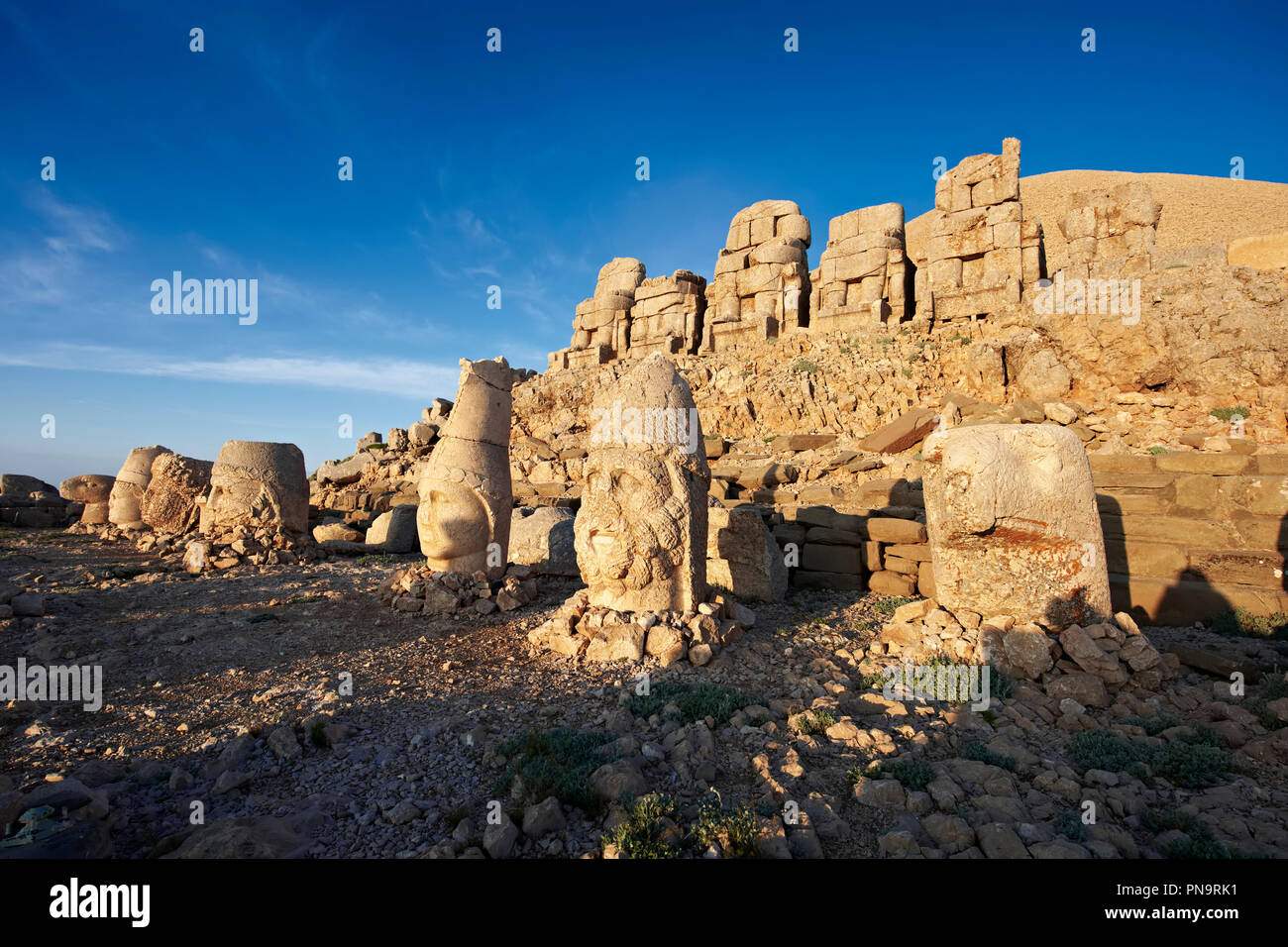 Fotos und Bilder von den Statuen des Rund um das Grab von Kommagene König Antochus 1 auf dem Gipfel des Berges Nemrut, Türkei. Stockfotos Foto- und Kunstdrucke. Stockfoto
