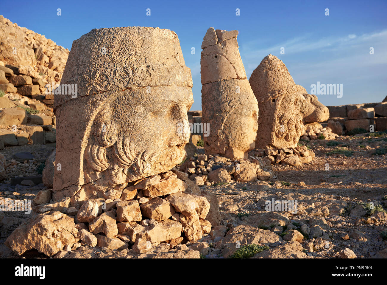 Bild der Statuen von Rund um das Grab von Kommagene König Antochus 1 auf dem Gipfel des Berges Nemrut, Türkei. Stockfotos Foto- und Kunstdrucke. In 62 BC, Ki Stockfoto