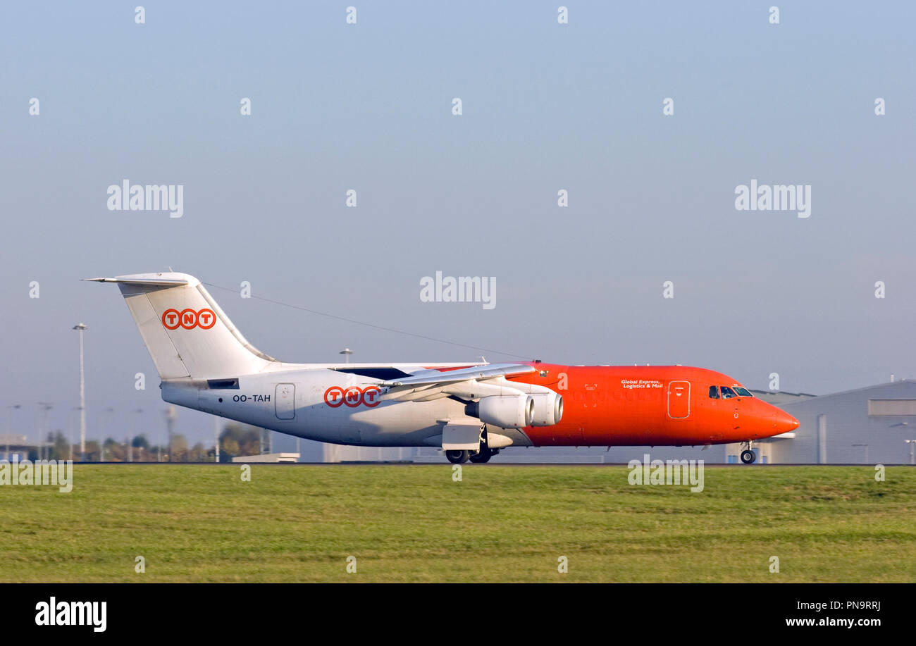 TNT Airways BAe 146-300 QT-Frachtflugzeuge Rollen zum Abflug Flughafen London Stansted. Stockfoto