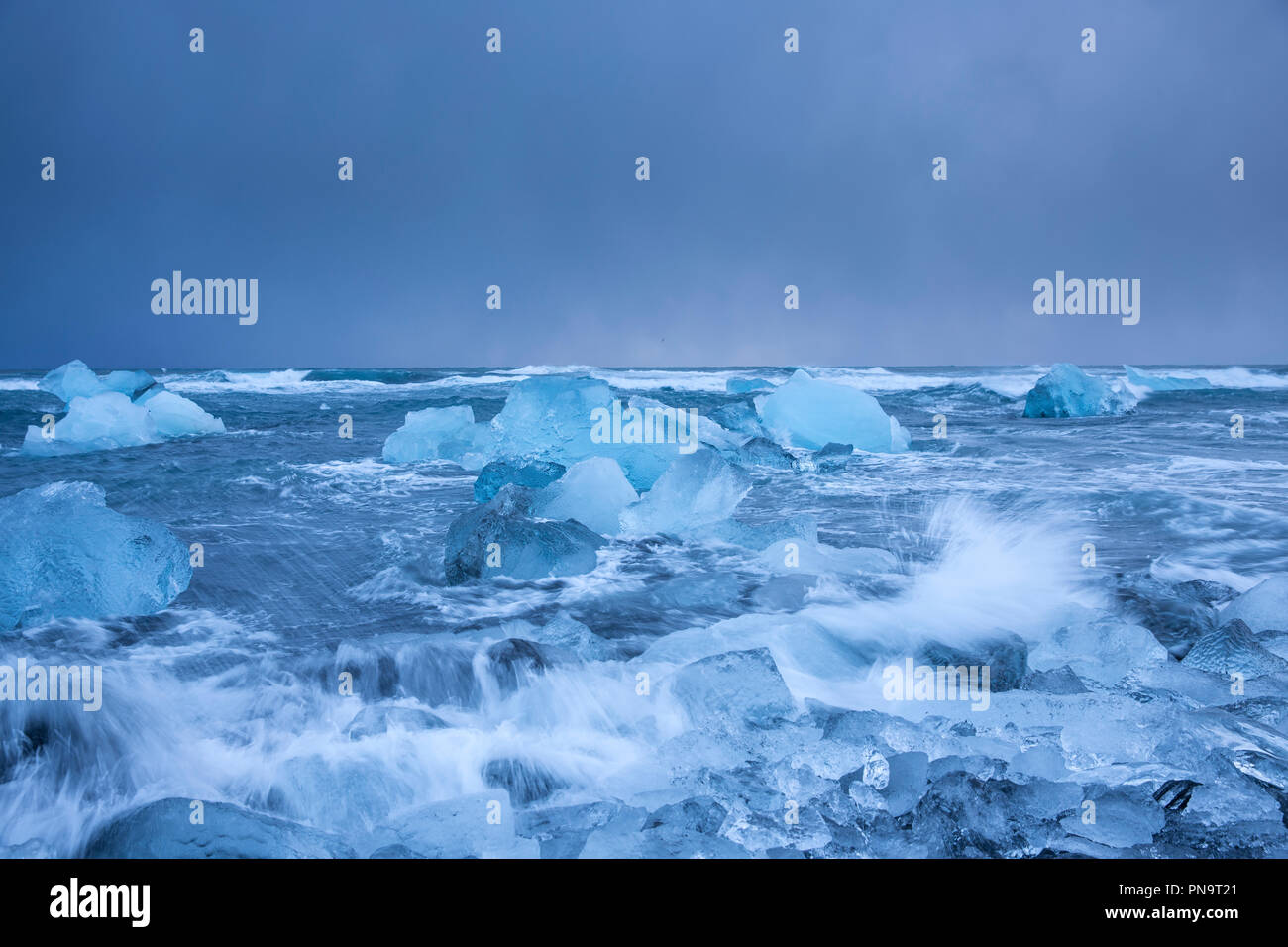 Gletscherlagune Jokulsarlon von Vatnajökull National Park. Schwimmende Eisberge in blauem Wasser aus Breioamerkurjokull Gletscher, Teil des Vatnajökull Gletscher Stockfoto