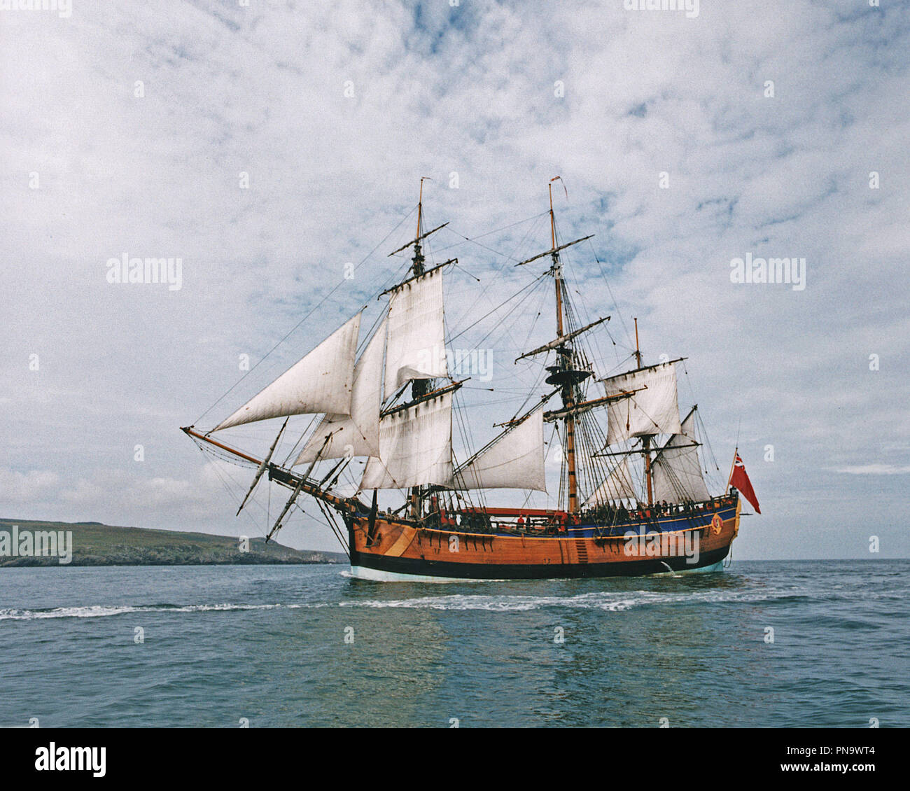 HM Bark Endeavour replica in Fishguard Bay Harbour. Pembrokeshire Wales UK während umrunden die Welt im Jahr 1997 Stockfoto