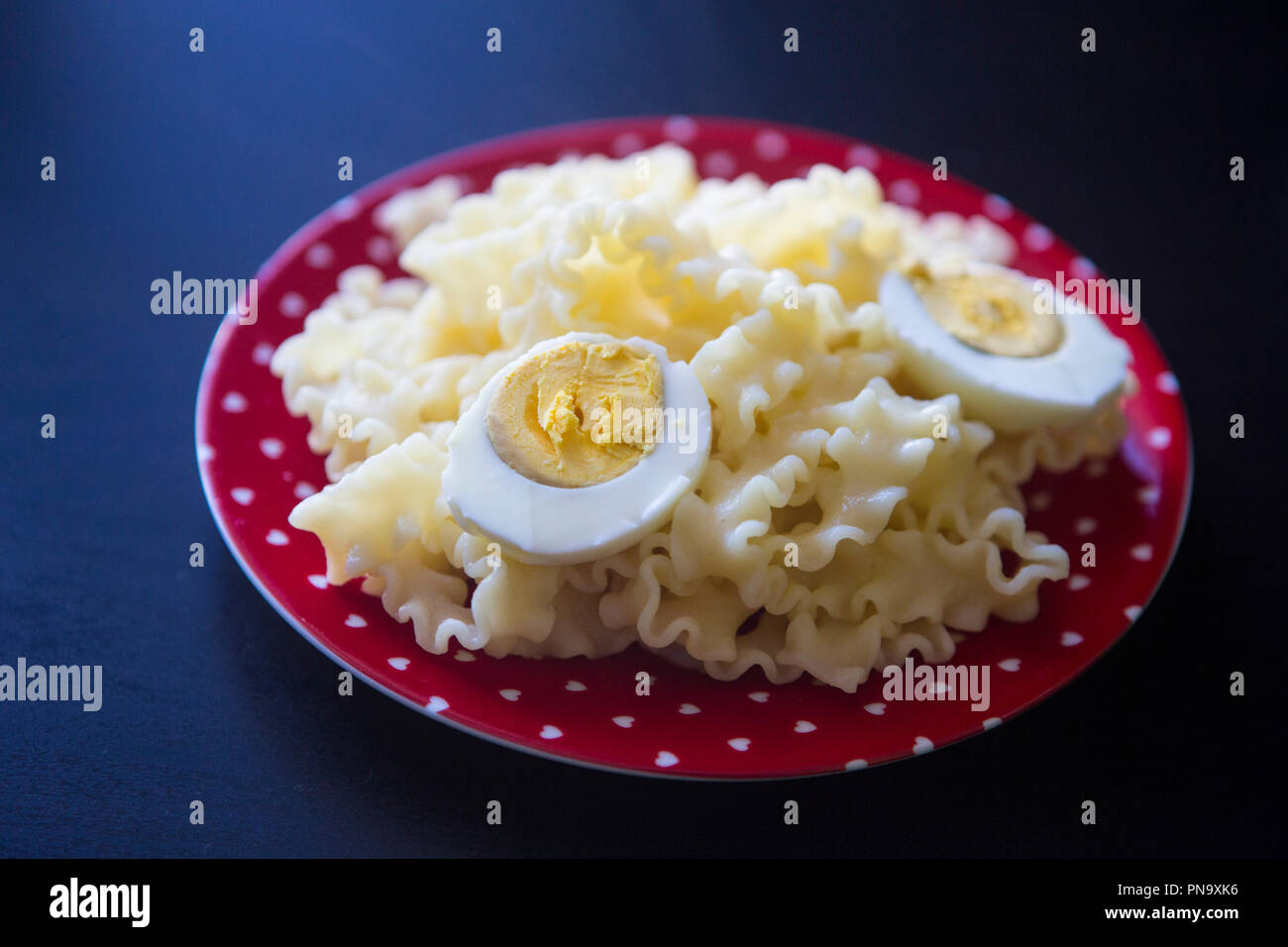 Pasta und gekochtem Ei Stockfoto