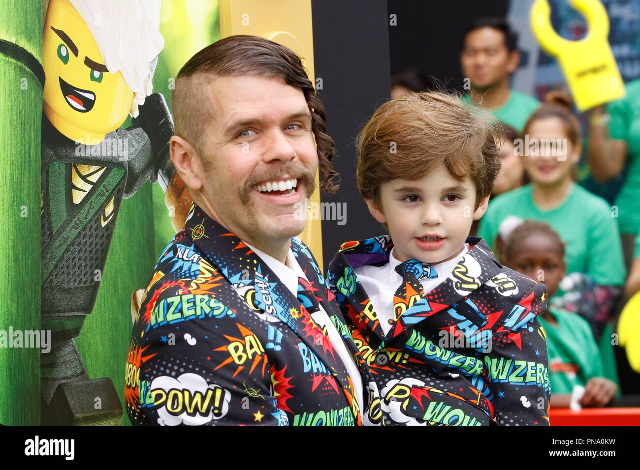 Blogger Perez Hilton und Sohn Mario bei der Weltpremiere von Warner Bros.'' Die LEGO Ninjago Film 'im Regency Dorf Theater in Westwood, CA, 16. September 2017 statt. Foto von Joseph Martinez/PictureLux Stockfoto