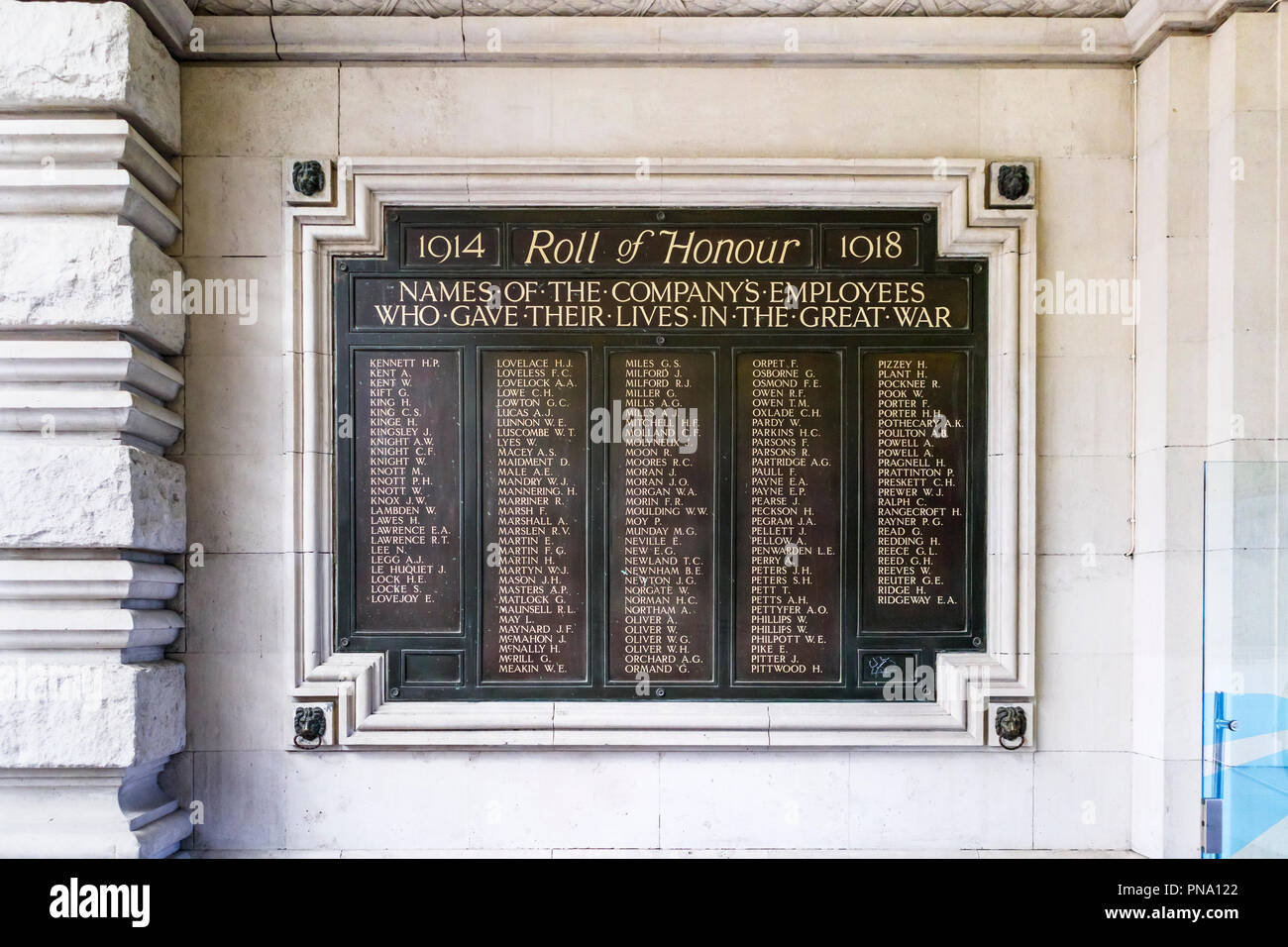 Gedenktafel an der Waterloo Station Eingang, London, UK mit der Rolle der Ehre der Mitarbeiter, die heldenhaft ihr Leben gaben im Großen Krieg 1914-1918 Stockfoto