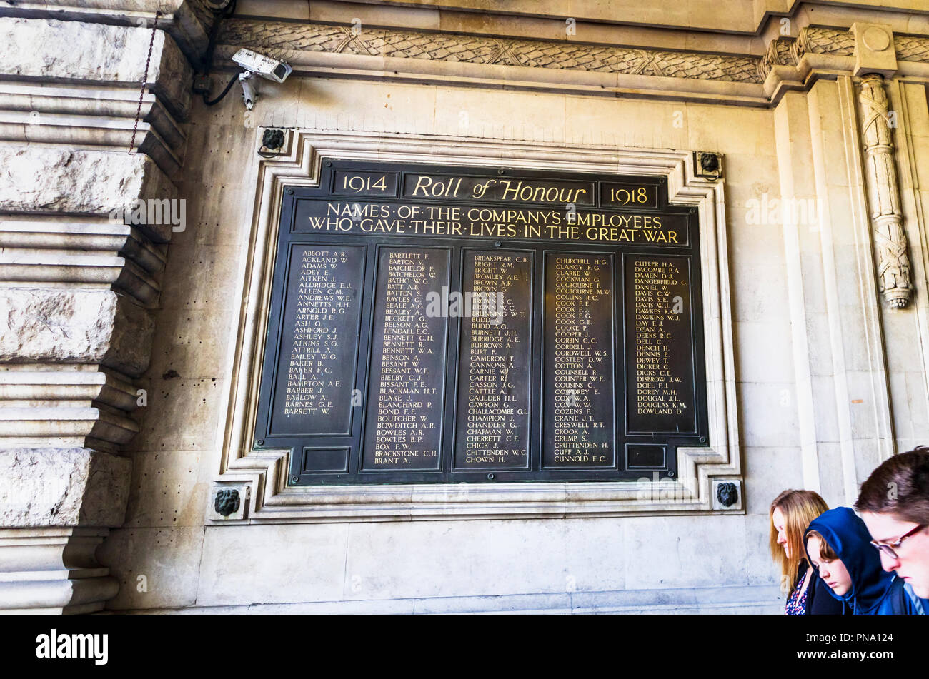 Gedenktafel an der Waterloo Station Eingang, London, UK mit der Rolle der Ehre der Mitarbeiter, die heldenhaft ihr Leben gaben im Großen Krieg 1914-1918 Stockfoto