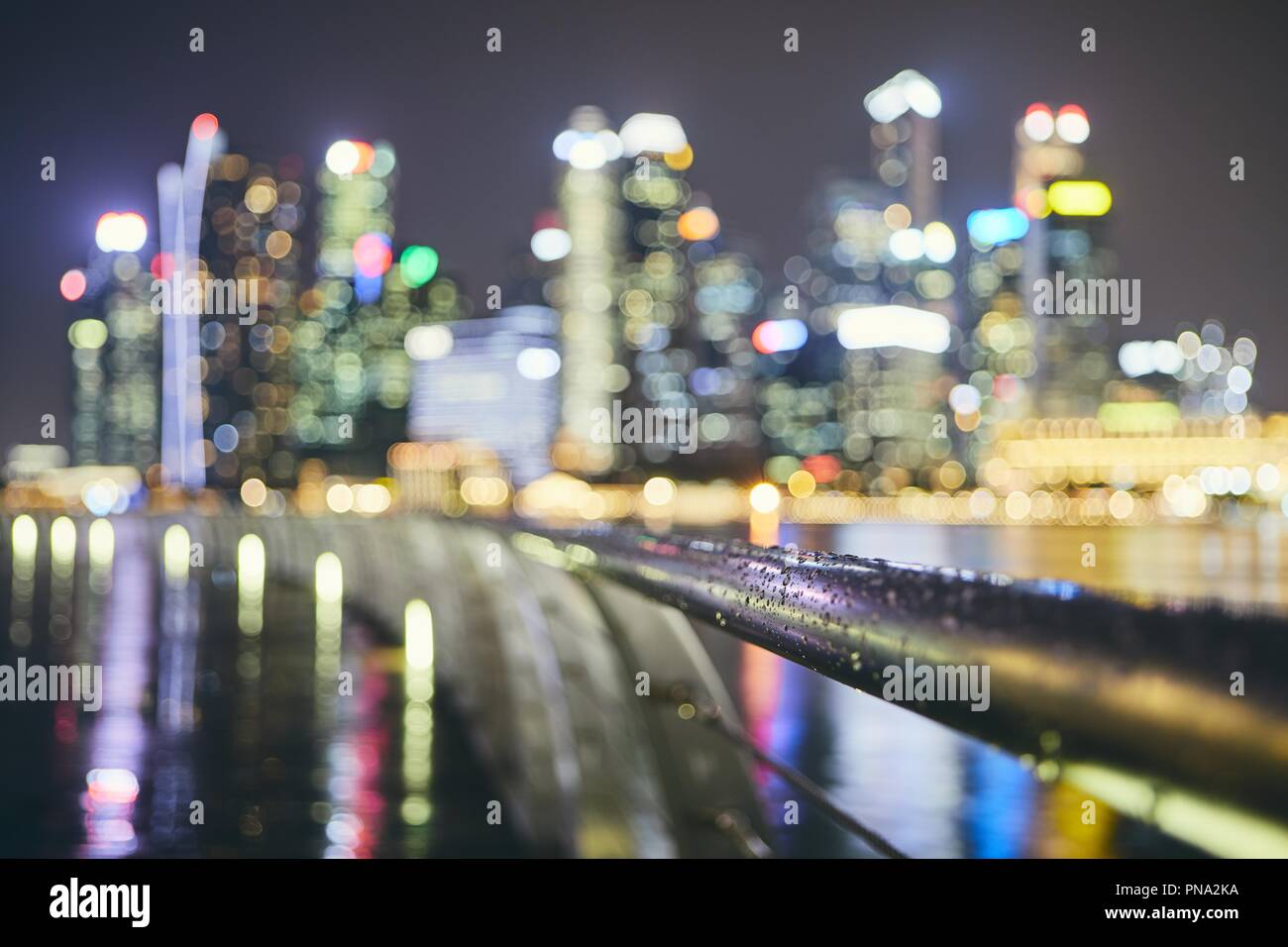 Regen in der Stadt. Regentropfen auf dem Geländer der Städtischen Skyline von Singapore. Stockfoto