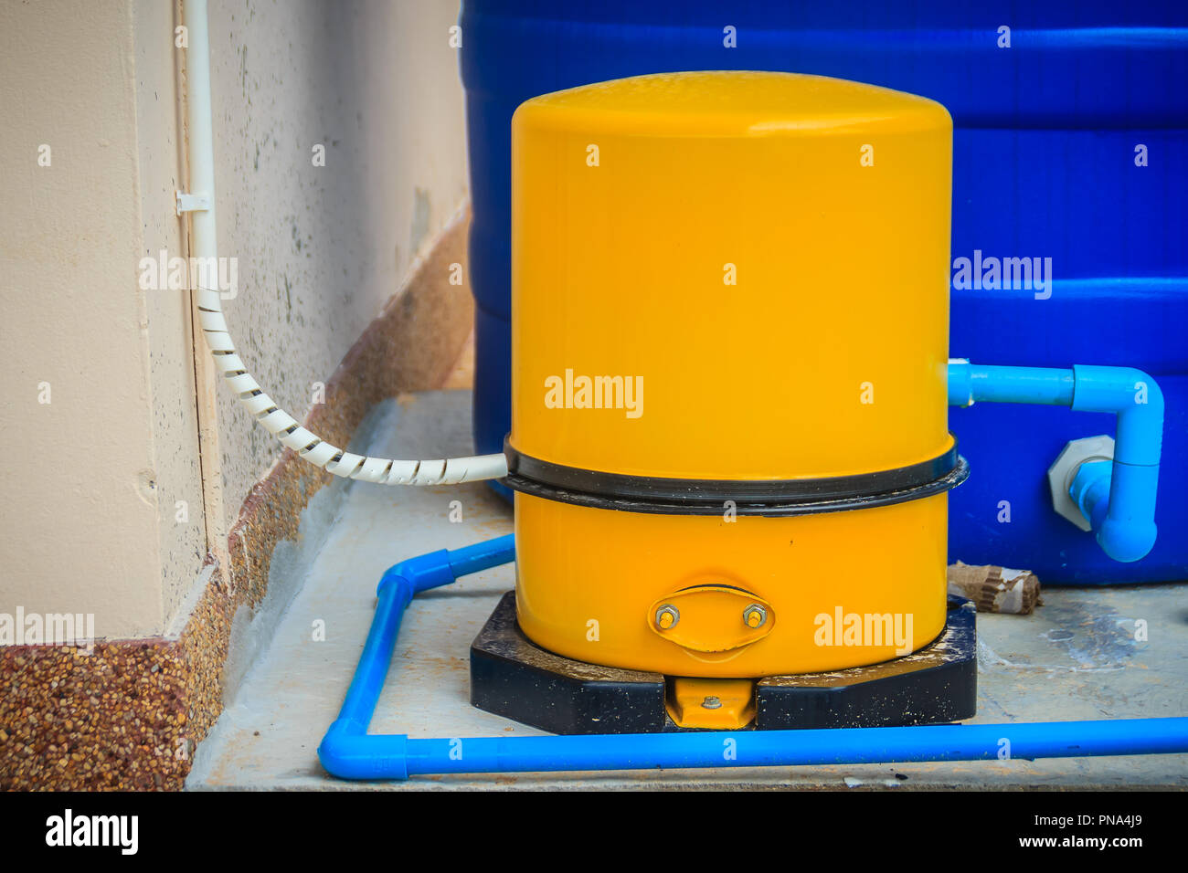Haus Wasserversorgung in der Wohnanlage, bestehend aus gelben automatischen  Wasserpumpe Stockfotografie - Alamy