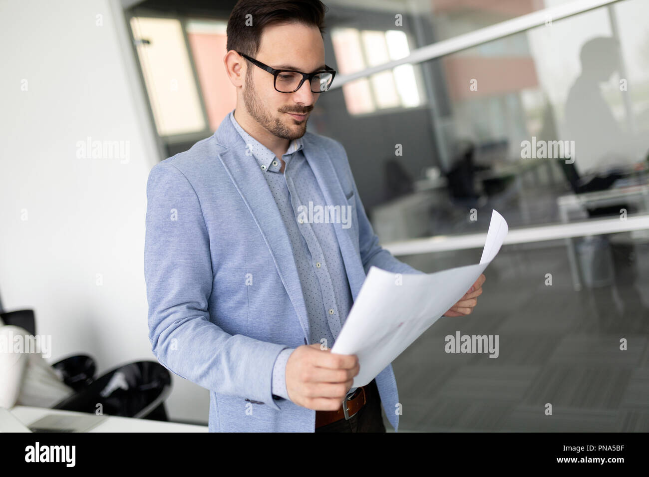 Porträt der jungen Geschäftsmann, erfolgreicher Unternehmer Arbeitstag im Büro Stockfoto