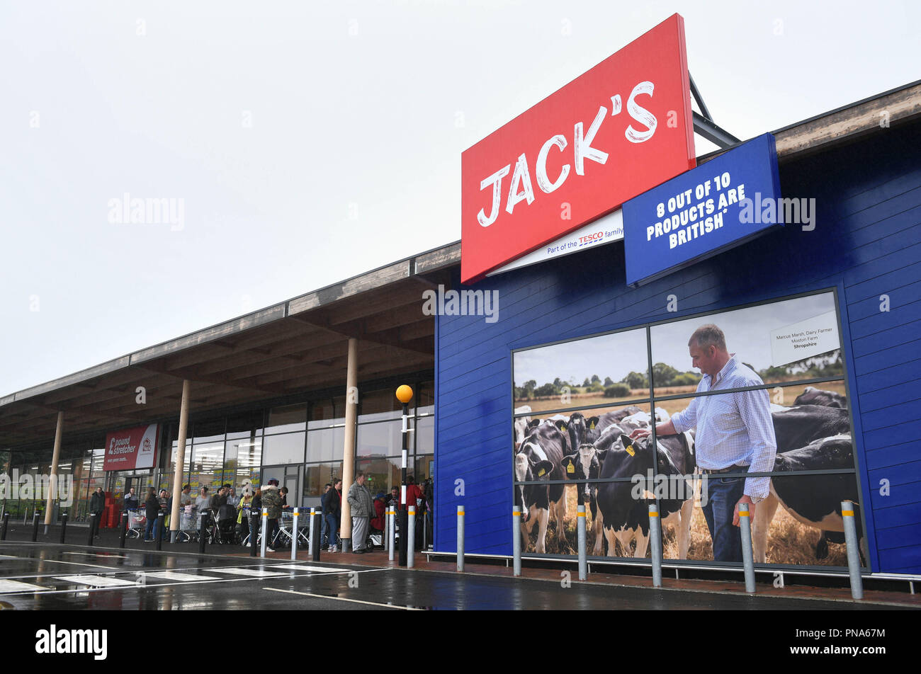 Die Menschen in der Warteschlange für die Eröffnung neuer Tesco's Jack's Store in Chatteris, Cambridgeshire, als es zum ersten Mal der Öffentlichkeit öffnet. Stockfoto