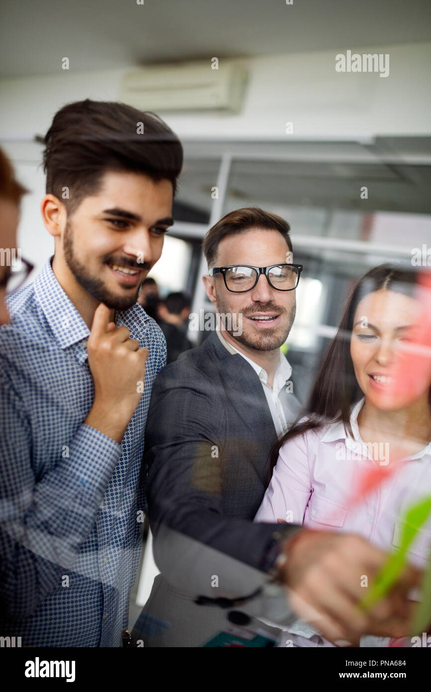 Business Leute, die im Büro und Post-it Notizen Idee zu teilen Stockfoto