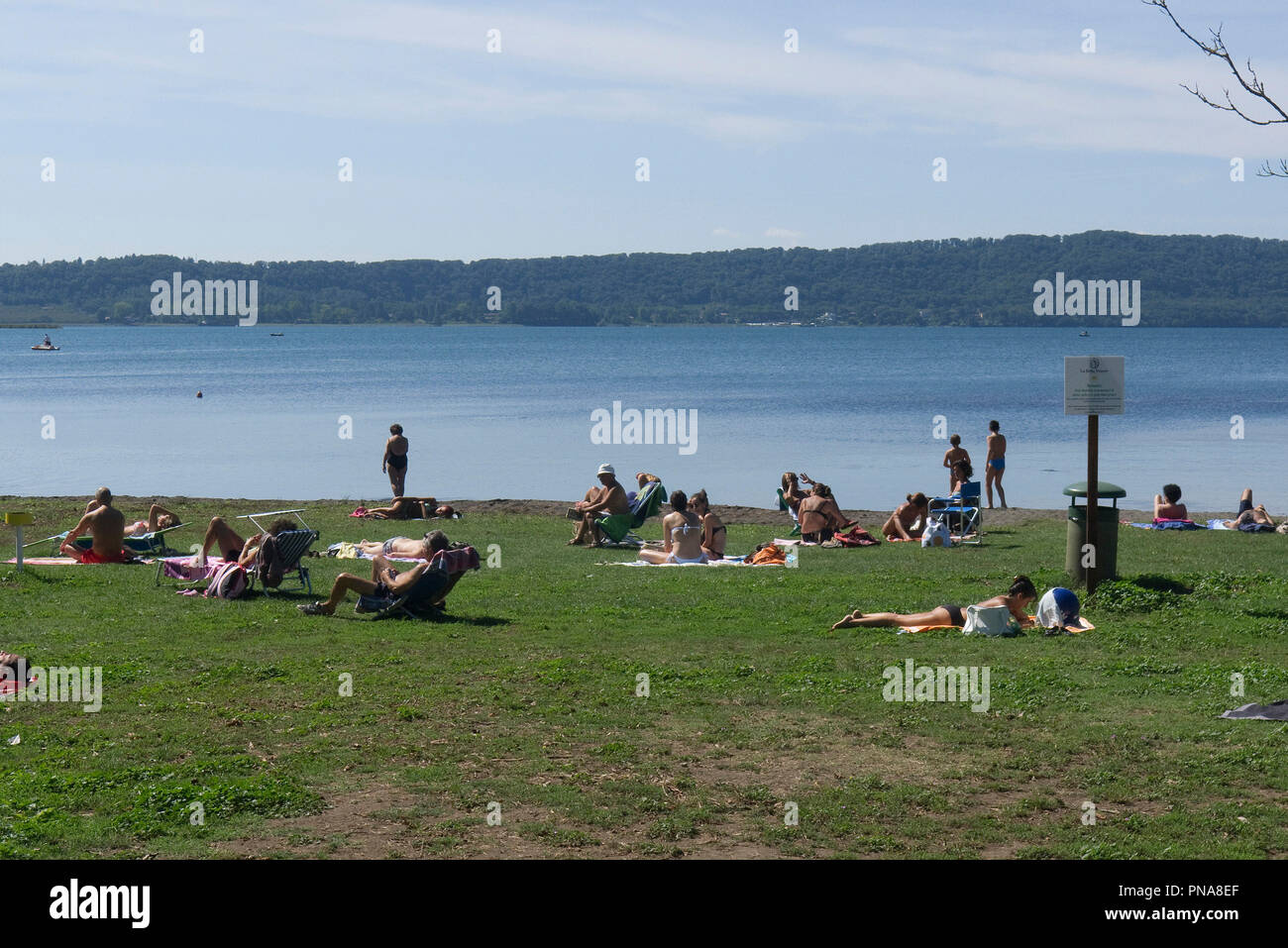 Touristen am Lago di Vico, Provinz Viterbo, Latium, Italien Foto © Fabio Mazzarella/Sintesi/Alamy Stock Foto Stockfoto