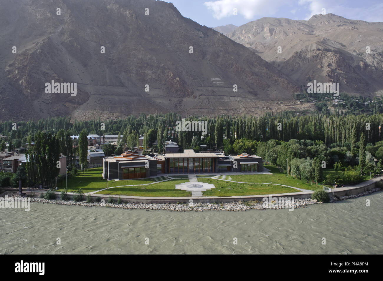 "Jamatkhana" (Ort der Anbetung für die nizari ismaili) + Pjandsch River (Tadschikistan) Stockfoto
