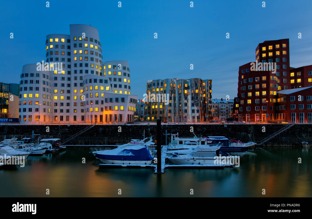 Moderne Architektur bei Nacht in Deutschland. Stockfoto