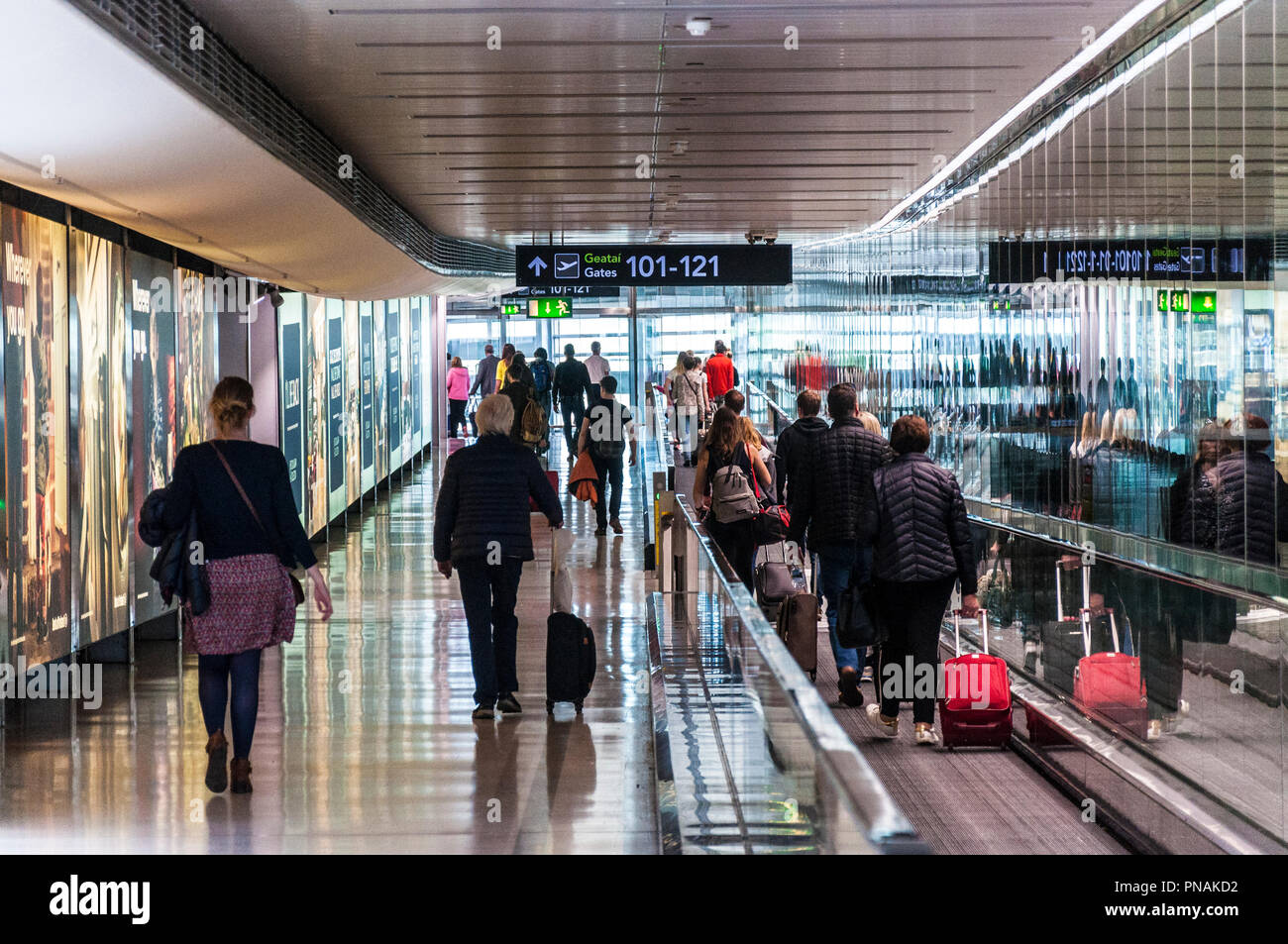 Flughafen Dublin, Irland. Fahrgäste in Richtung Gates in Terminal 1. Stockfoto