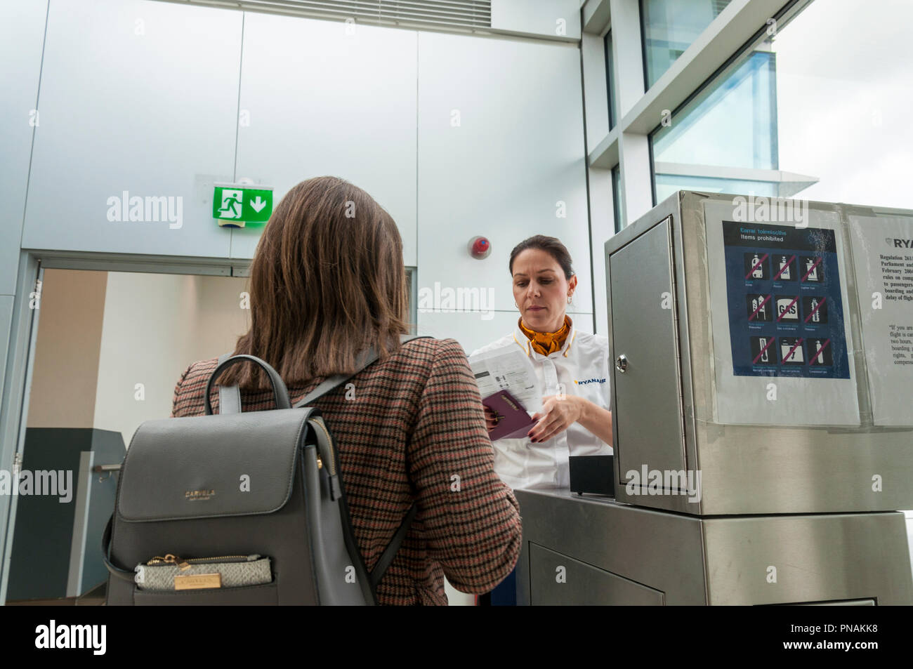 Ryanair Betriebsprüfungen Bordkarte und Ausweis beim Dubliner Flughafen vor dem Passagier boards Flug Stockfoto