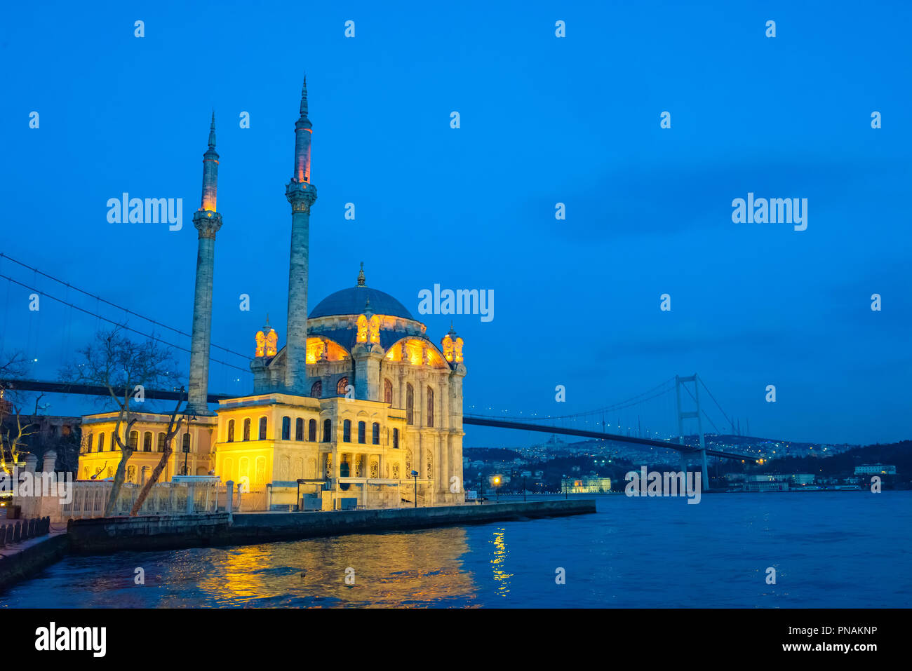 Istanbul Ortaköy Moschee und den Bosporus Brücke Stockfoto