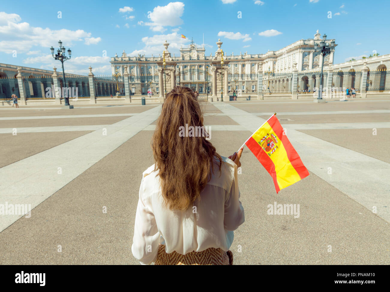 Hinter modernen Reisenden Frau mit Spanien Flagge gegen Royal Palace gesehen Stockfoto