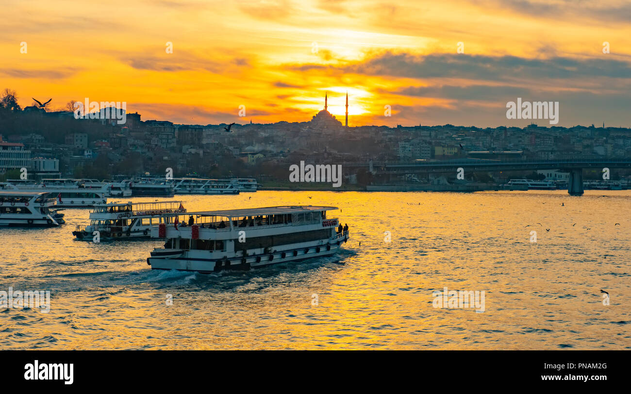 Touristenboot in Golden Horn Istanbul bei Sonnenuntergang, Türkei Stockfoto