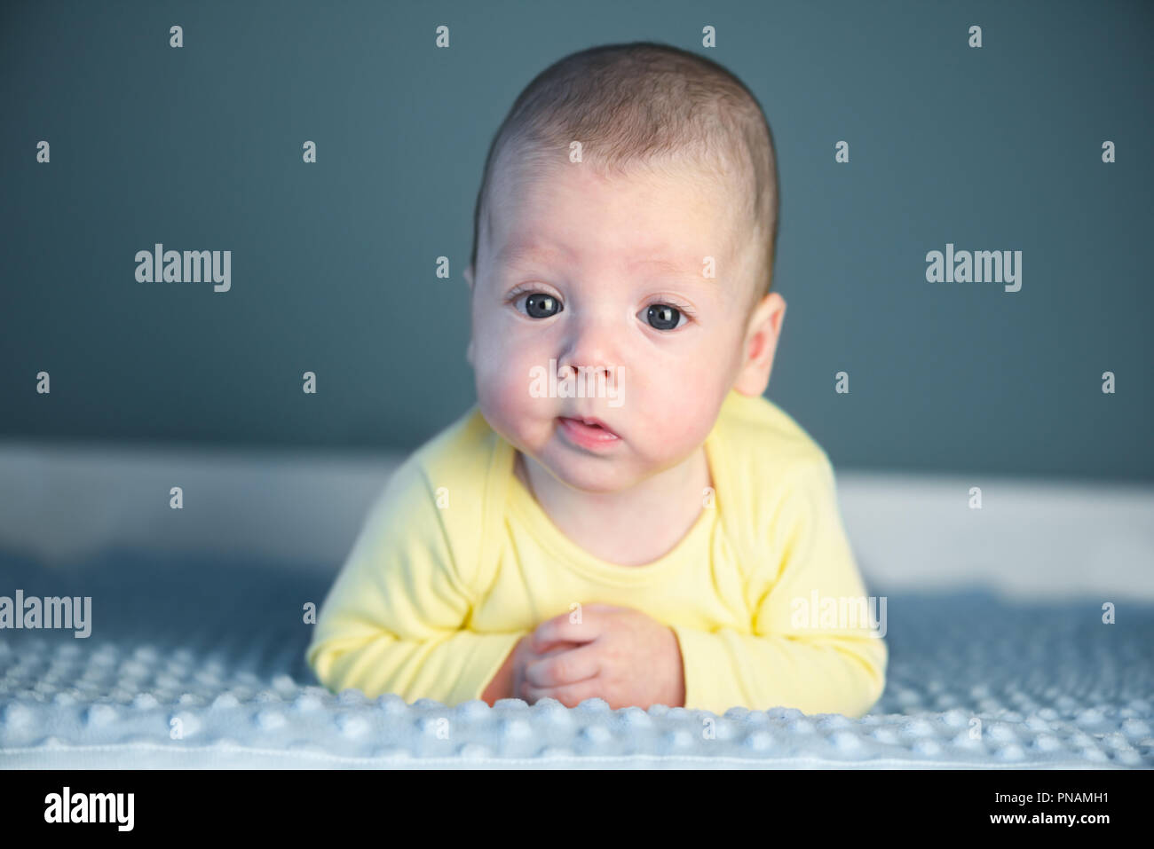 Neugeborenes Baby auf blauen Teppich closeup Stockfoto