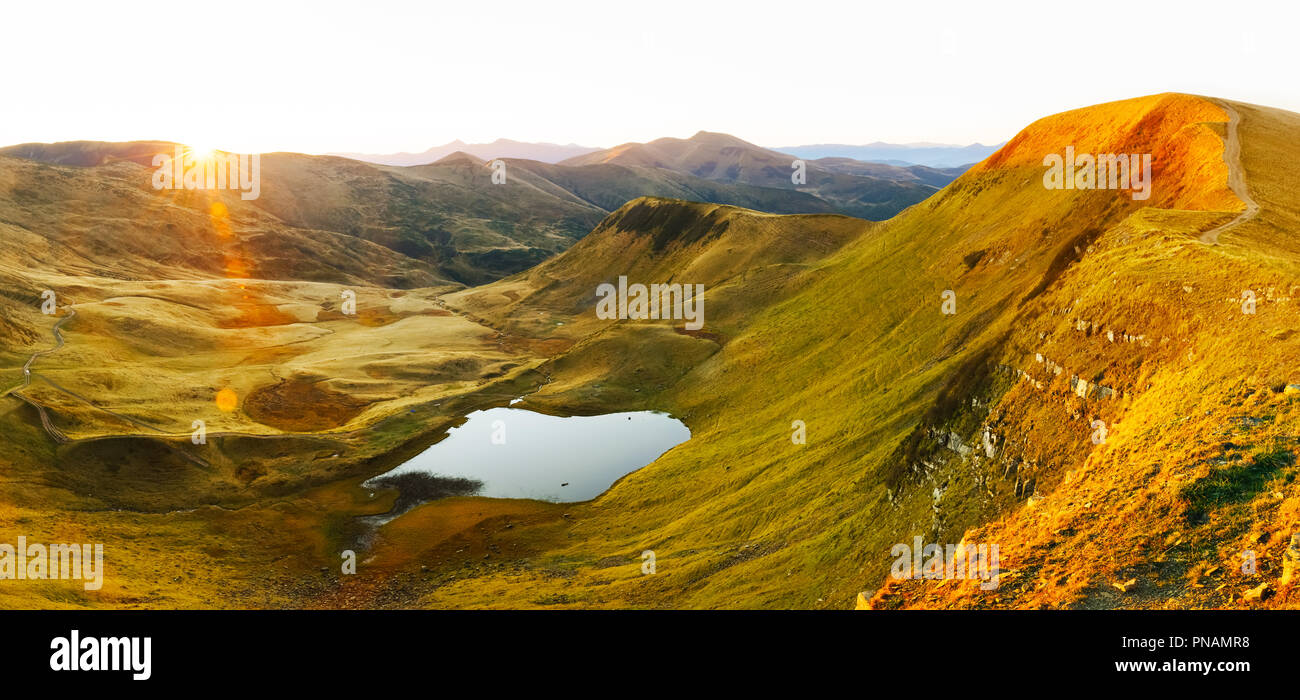 Bergsee bei Sonnenaufgang Stockfoto