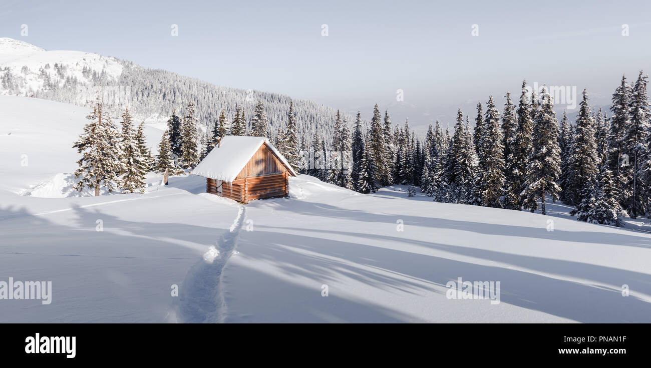 Fantastische Landschaft mit schneebedeckten Haus Stockfoto