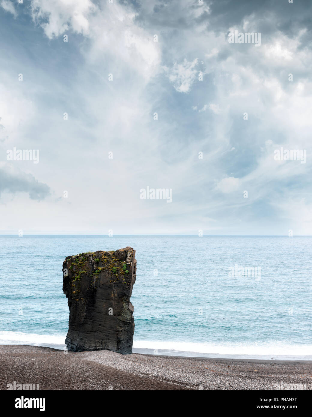 Allein Basaltfelsen an Islands Küste Stockfoto