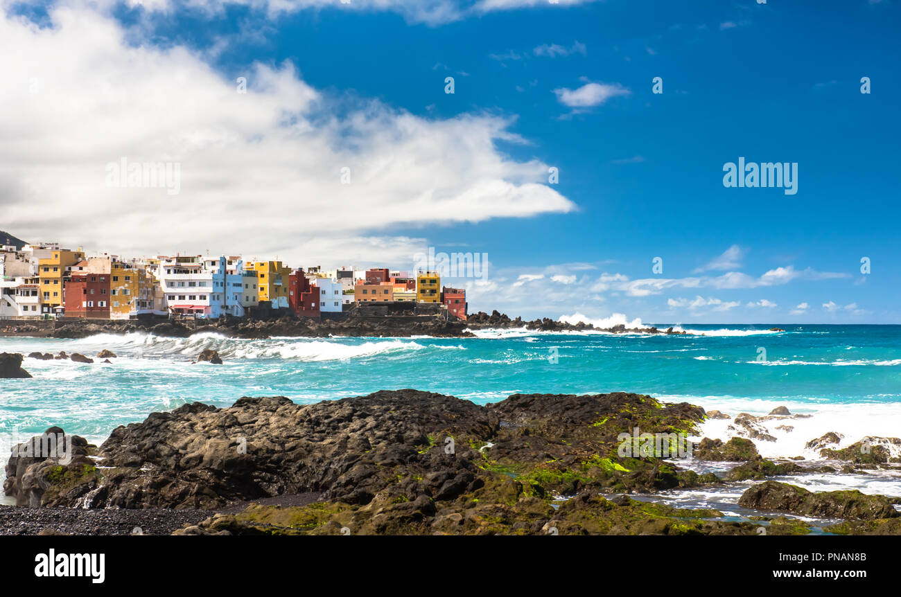 Blick auf die bunten Häuser von Punta Brava vom Strand Jardin in Puerto de la Cruz, Teneriffa, Kanarische Inseln, Spanien Stockfoto