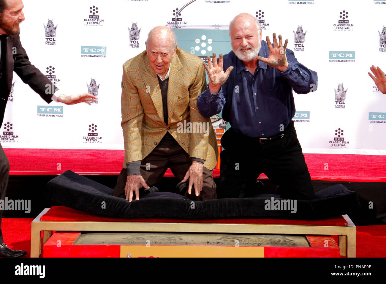 Carl Reiner, Rob Reiner an der Hand und Fußabdruck Zeremonie zu Ehren Vater und Sohn an der TCL Chinese Theatre in Hollywood, CA, bei der TCM-Classic Film Festival 2017 am 7. April 2017. Foto von Joe Martinez/PictureLux Stockfoto