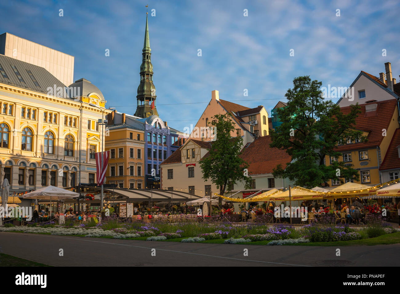 Riga Livu Laukums, Blick auf einen Sommerabend der Menschen entspannen auf malerischen Bar-und Café-Terrassen in Livu Laukums Platz im Zentrum von Riga, Lettland. Stockfoto