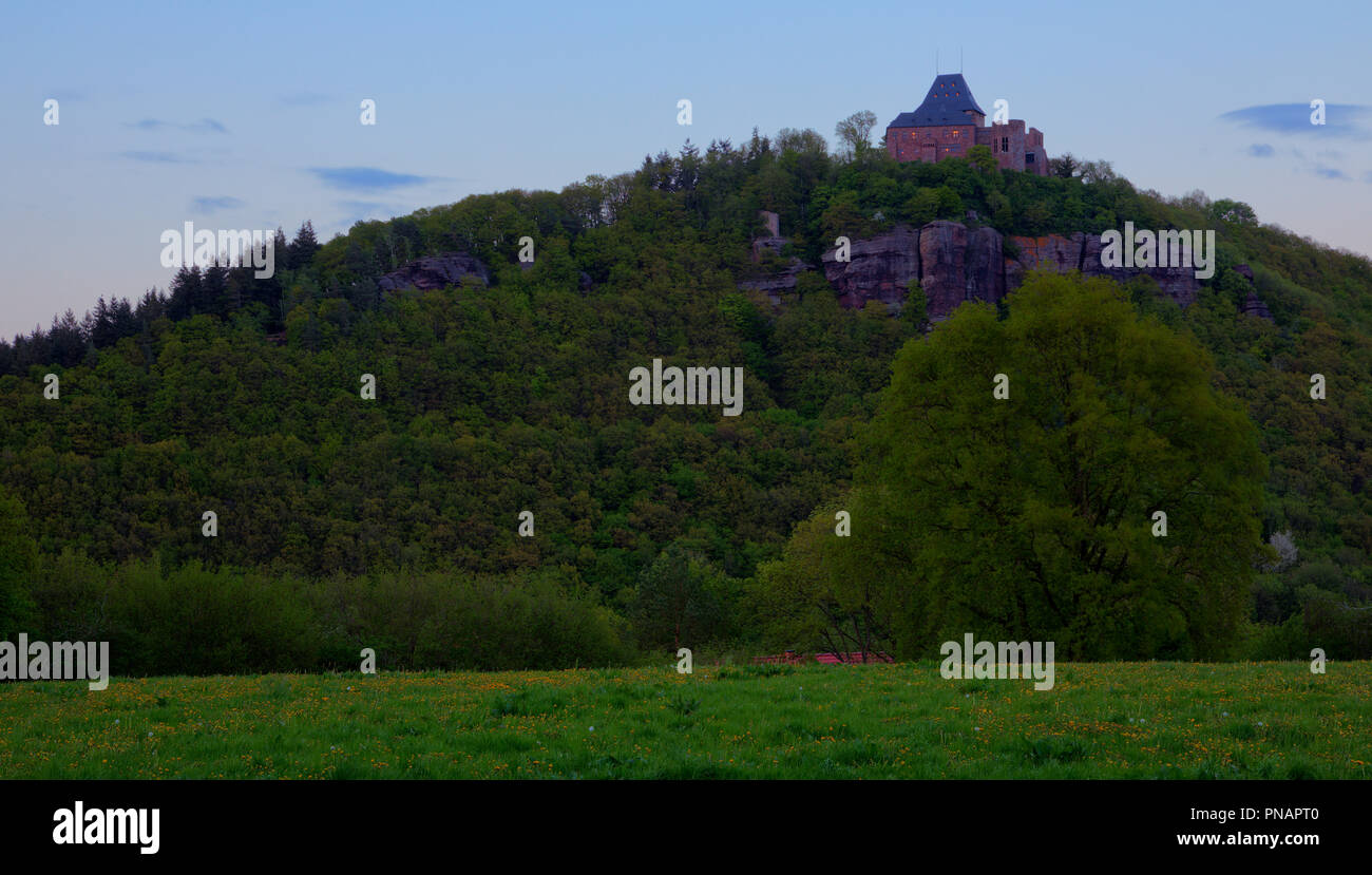 Burg Nideggen leuchtet auf einem Berg. Stockfoto