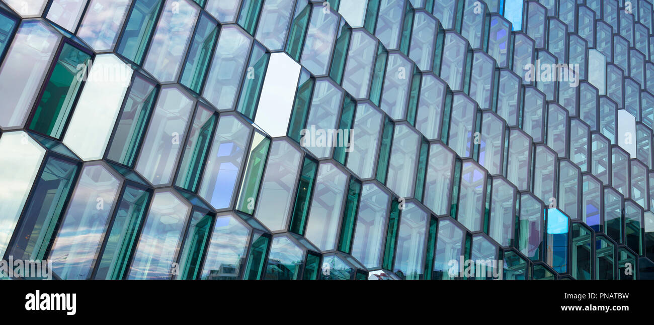 Moderne Architektur Verglasung - Sechskant farbiges Glas in Form von Eis an Harpa Concert Hall in der Hauptstadt Reykjavik, Island Stockfoto