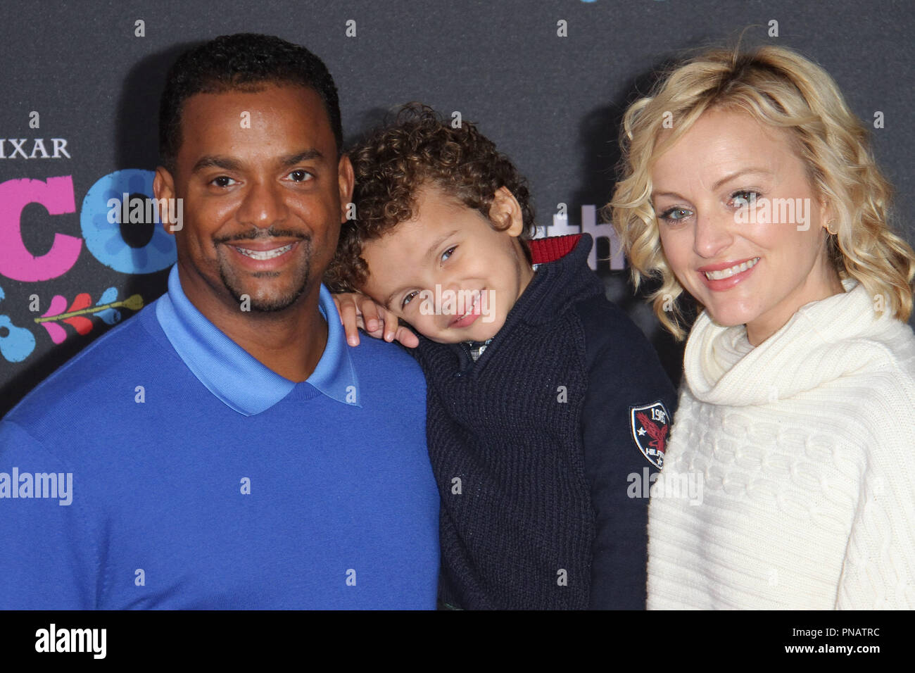 Alfonso Ribeiro, Alfonso Lincoln Ribeiro, Jr., Angela Unkrich bei der Premiere von Disney/Pixars "Coco" am El Capitan Theatre in Hollywood, CA, November 8, 2017 statt. Foto von Joseph Martinez/PictureLux Stockfoto