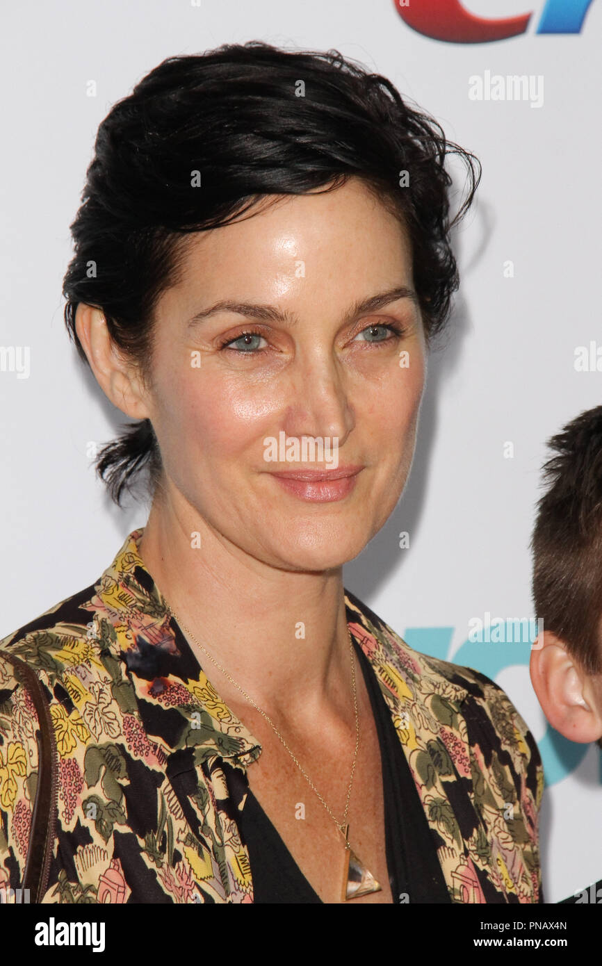 Carrie-Anne Moss bei der Premiere von lionsgate's 'Wunder' im Regency Dorf Theater in Westwood, CA, 11. November 2017 statt. Foto von Joseph Martinez/PictureLux Stockfoto