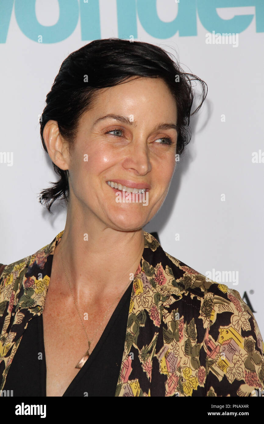 Carrie-Anne Moss bei der Premiere von lionsgate's 'Wunder' im Regency Dorf Theater in Westwood, CA, 11. November 2017 statt. Foto von Joseph Martinez/PictureLux Stockfoto