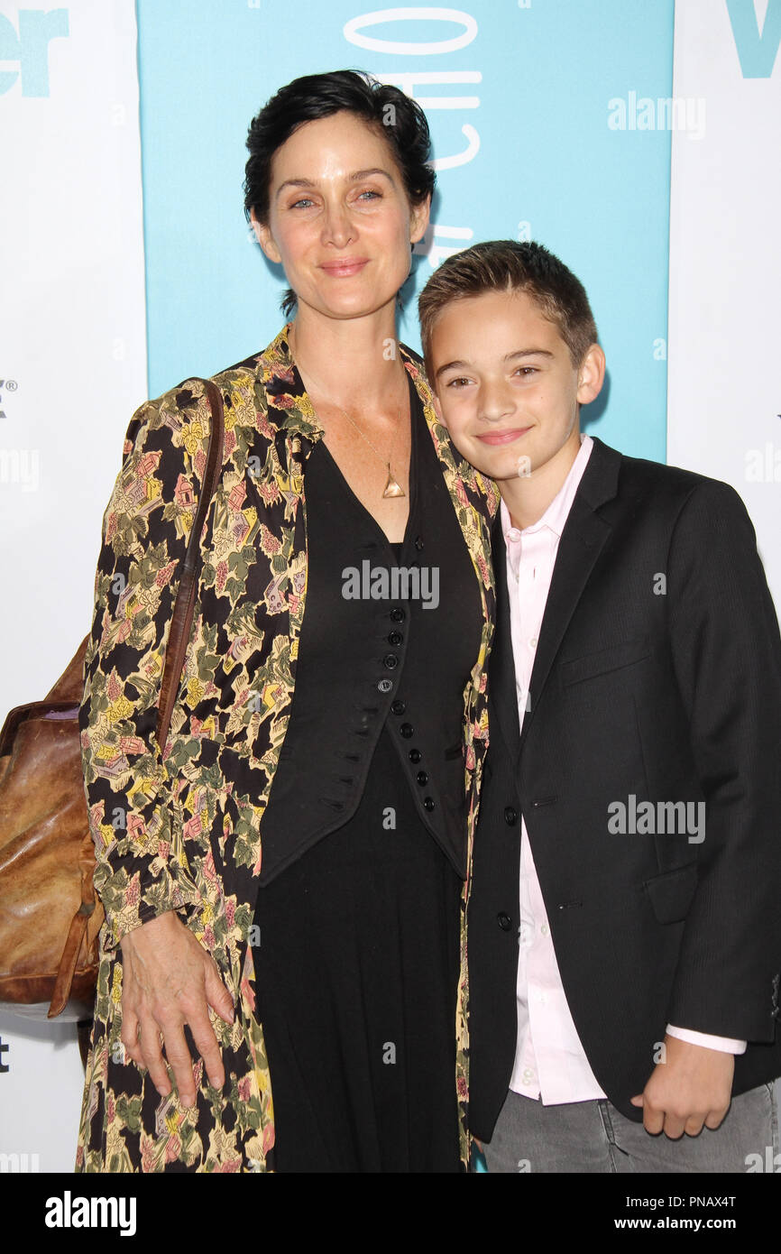 Carrie-Anne Moss bei der Premiere von lionsgate's 'Wunder' im Regency Dorf Theater in Westwood, CA, 11. November 2017 statt. Foto von Joseph Martinez/PictureLux Stockfoto