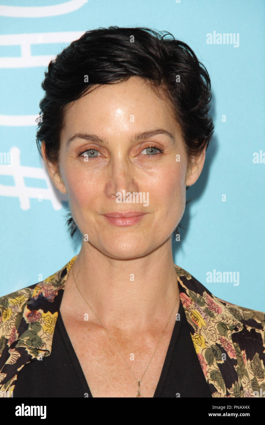 Carrie-Anne Moss bei der Premiere von lionsgate's 'Wunder' im Regency Dorf Theater in Westwood, CA, 11. November 2017 statt. Foto von Joseph Martinez/PictureLux Stockfoto
