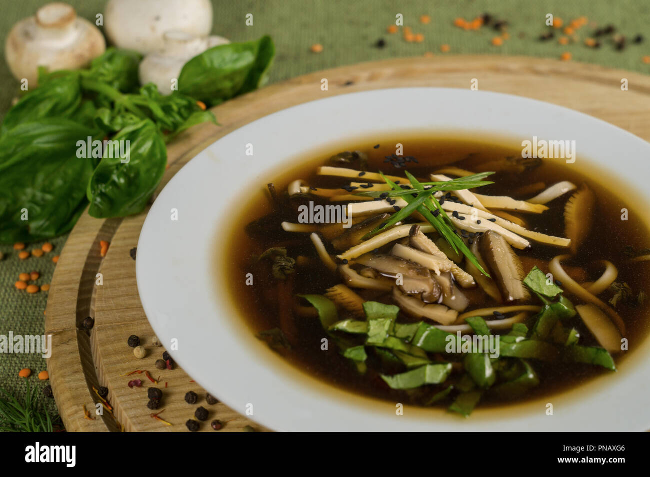 Suppe mit shiitake, Miso und Gruene haben sich auf einen Stand aus Holz ...