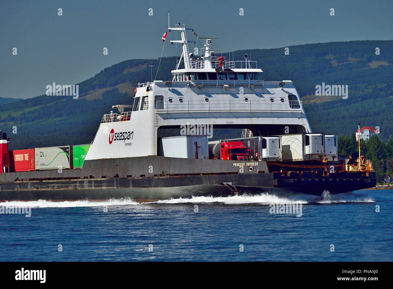 Vorderansicht eines großen Fährschiffes, das mit Traktoranhängern voller Fracht beladen ist, die aus dem Hafen in der Stadt Nanaimo auf der vancouver Islane fahren Stockfoto