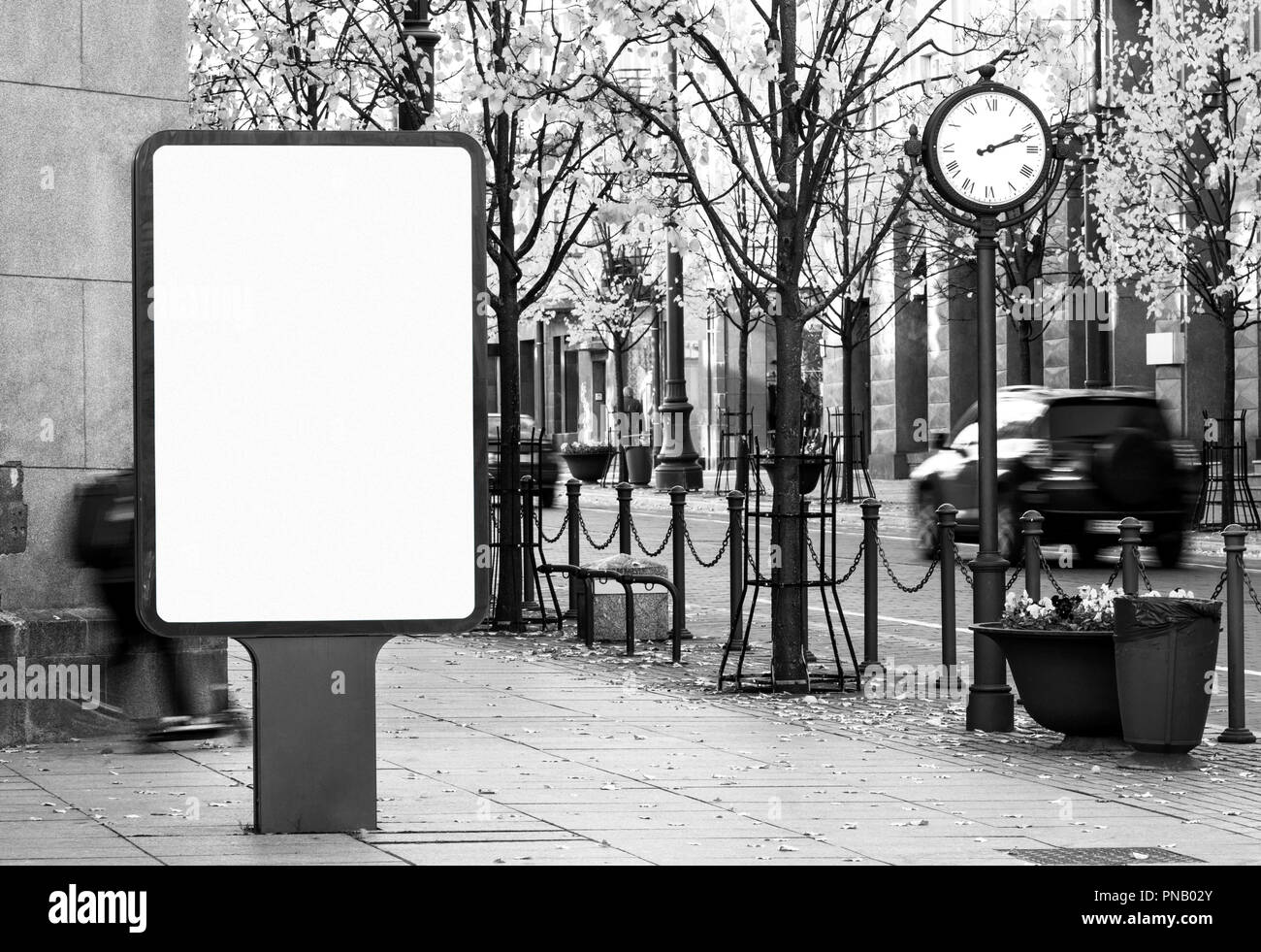 Leere schwarze und weiße hoher Kontrast outdoor Billboard mockup auf Stadt. Stockfoto