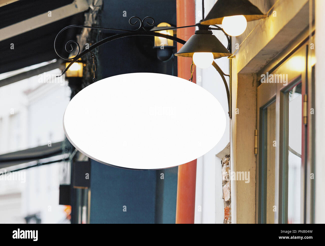 Leere weiße Restaurant signage Mockup, outdoor Firmenschild mit copy Space, real life Bild Stockfoto