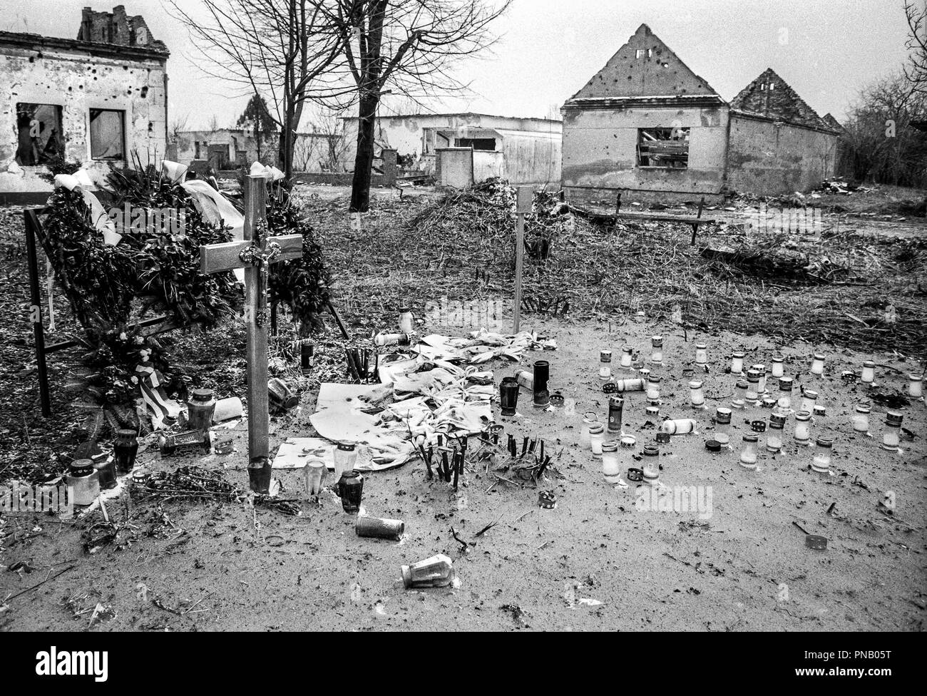 Schrein in der Mitte der Ruinen von laslovo/Szentlászló Dorf, Kroatien, 1998. Stockfoto