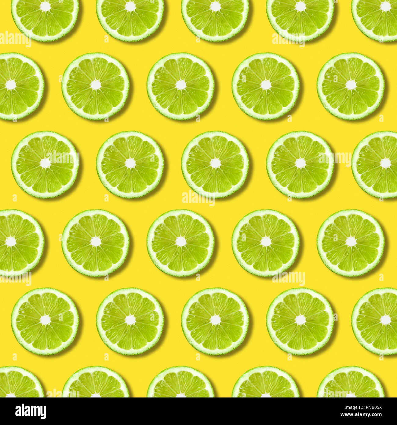 Green lime Schichten Muster auf lebendige gelb Farbe Hintergrund. Minimale flach Essen Textur Stockfoto